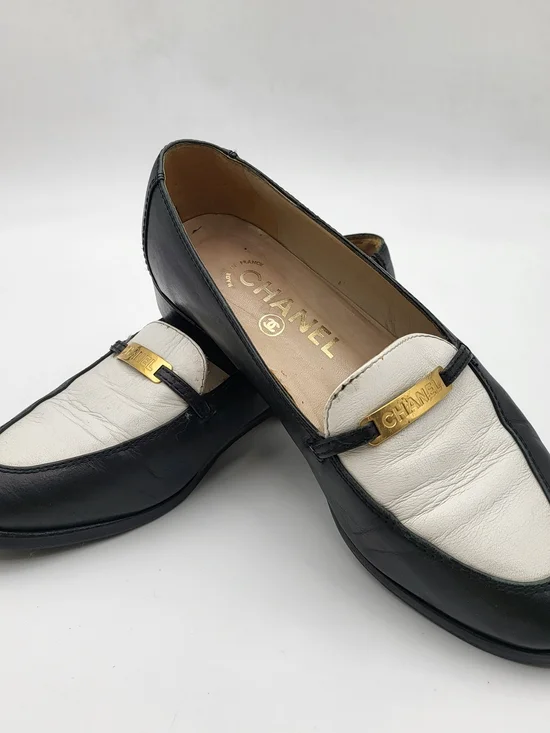 CHANEL Two-Tone Leather Loafers in Black & White. Authentic... - Picture 2 of 10